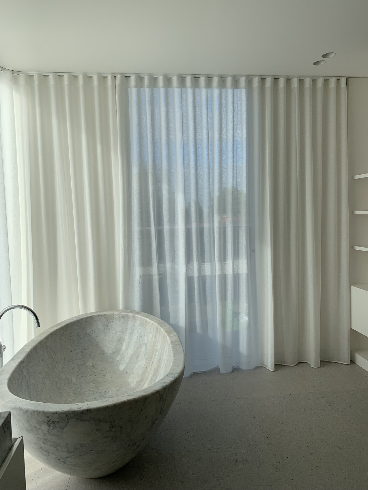 THE WHITE HOUSE CURTAIN MACHINE