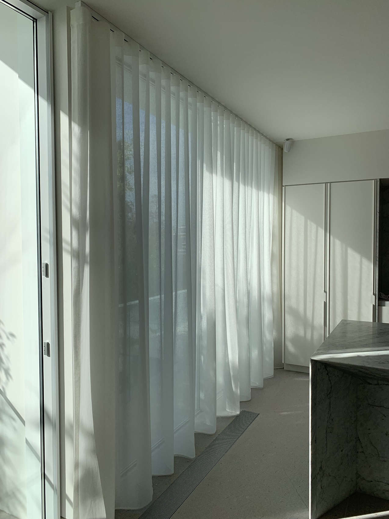 THE WHITE HOUSE CURTAIN MACHINE